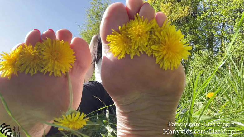 LizaVirgin: Liza处女恋足癖在户外