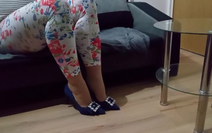 High Heels Kingdom: Seksi mavi kot pantolonlu travesti tokalı yüksek topuklu ayakkabılara işaret...