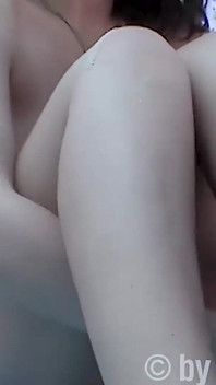모래 언덕에서 혼자 있는 젊은 태양 연인