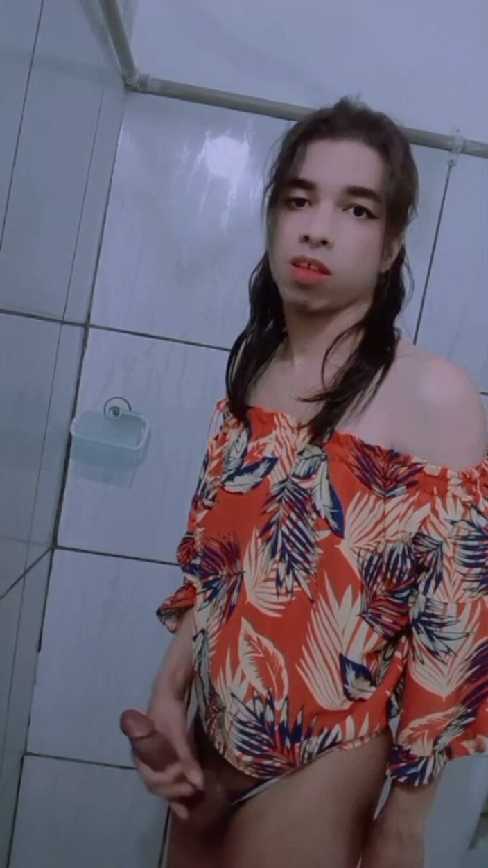 Srta. Carla: ピアスなしで、新しいドレスで、売春婦のように扱われたいという顔をしている