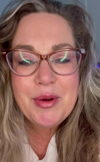 Lily Bay: Bbw miLF in una sessione di chiacchiere porche