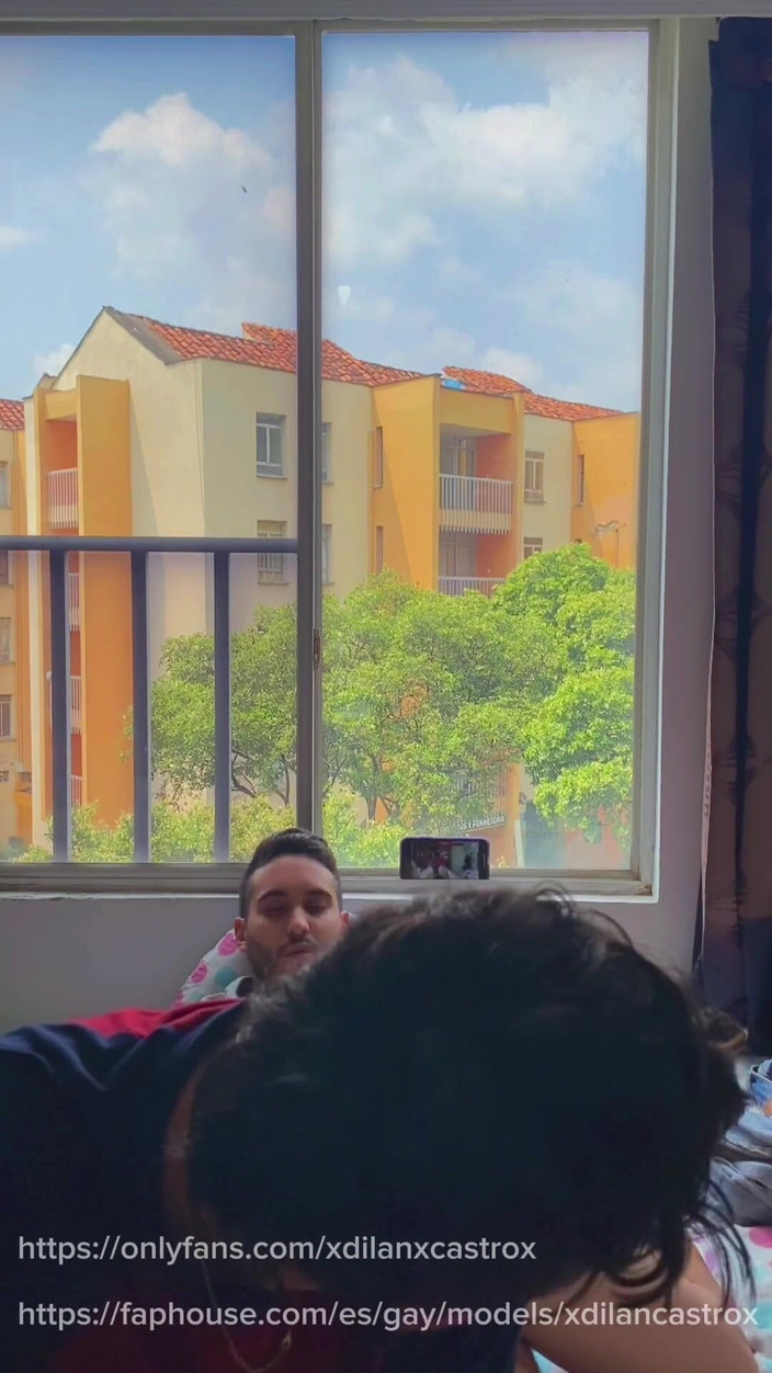 Dilan Castro: Twink chupa la polla recta y se folla el culo...