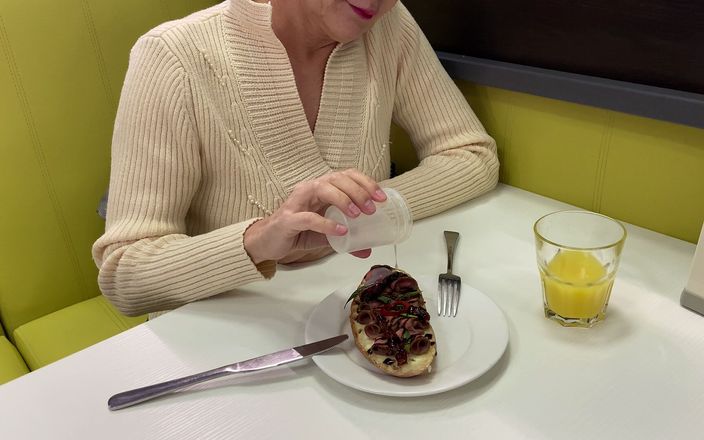 Ladyloveyoung60: MiLF mangia sperma in pubblico