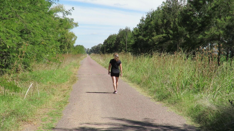 Milfcamsex: Patricia membuka pakaian di bawah matahari musim panas