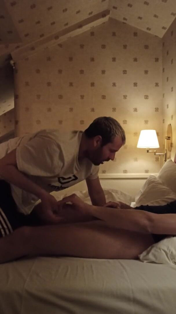 Justin hoodwar: Facet dzwoni do obsługi pokoju na specjalne życzenie w hotelu