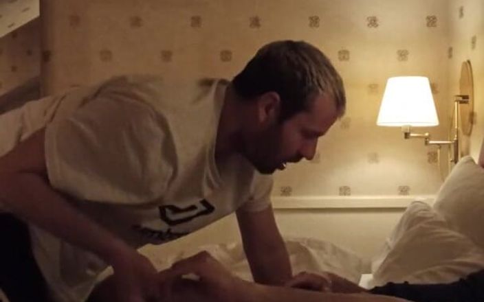Justin hoodwar: Um cara chama o serviço de quarto para um pedido...