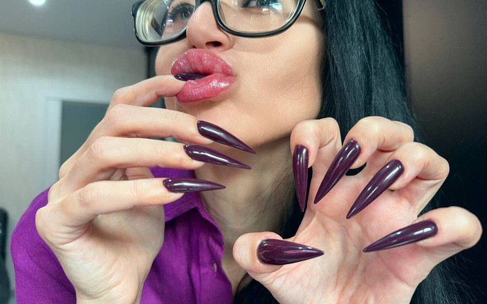 Julia domaina: 深紫色长指甲，爪子，手指吮吸，手和长手指恋物癖