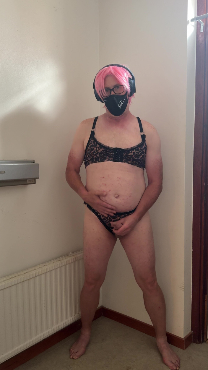 Julia Trans: Pelacur berbaju merah muda bermain dan masturbasi sampai dia cum