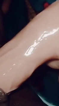 Dia adalah paket lengkap, dia punya payudara besar, pantat besar, memek basah dan dia bisa twerking pada kontol