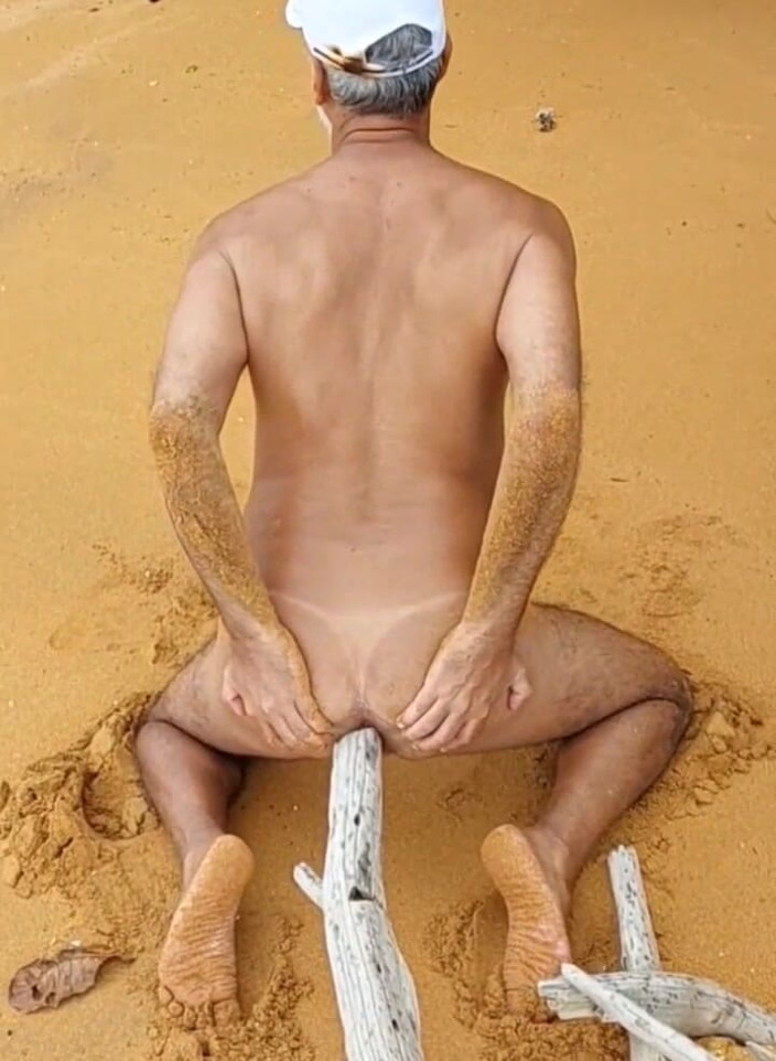 Ladysilvas: Ladysilva Pelada Na Praia Com Tesao Com Um Pau Na...