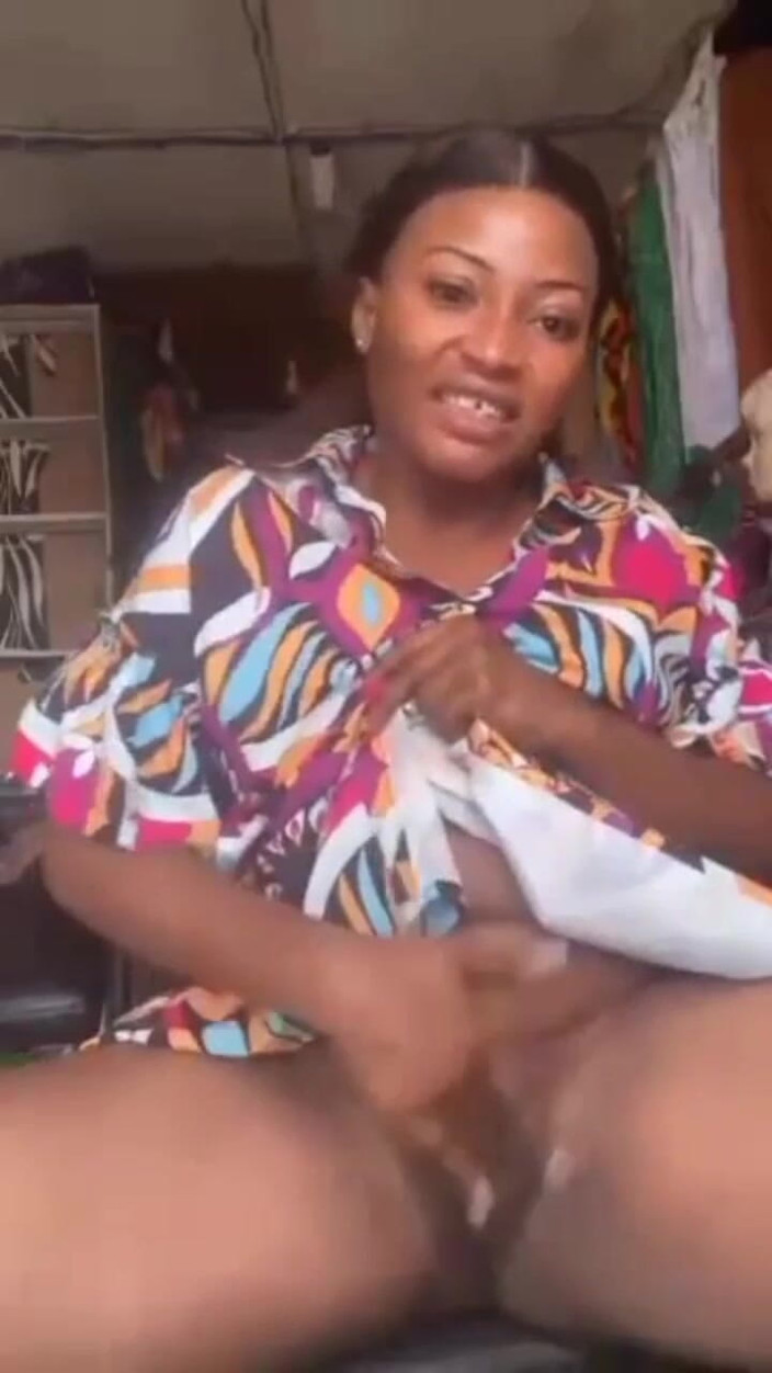 Me and my new slut: Masturbazione pubblica di una mamma arrapata che gioca con la...