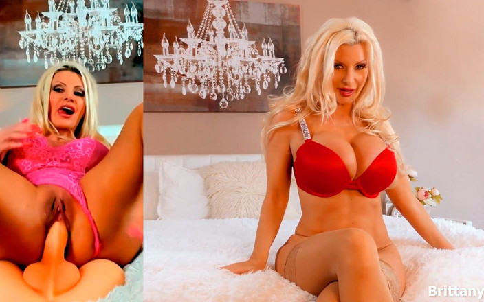 Brittany Andrews: Rubia tetona cachonda Brittany Andrews folla con consolador su coño...