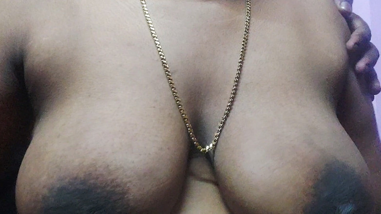 Desi Mohini: ホットなインド人のデシの大きな胸