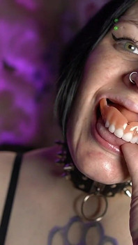 Goth gợi cảm chơi với răng giả của họ