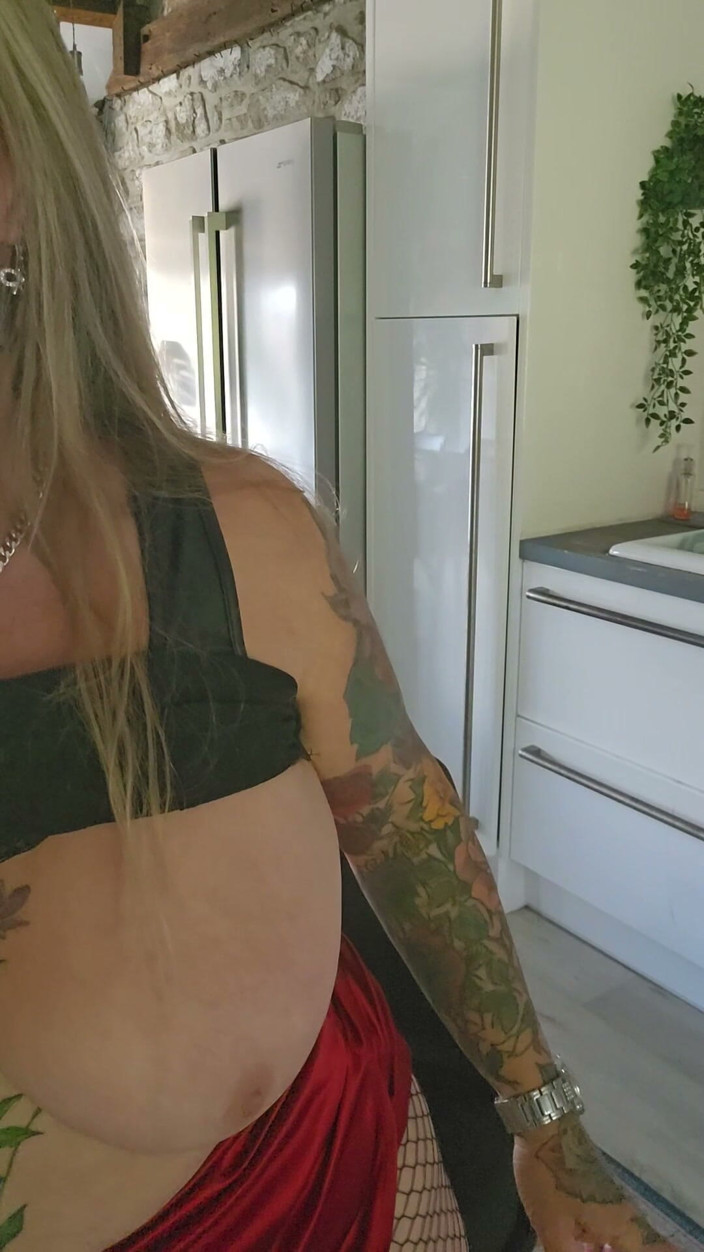 Kitty James: Cuir noir et 2 gros godes noirs
