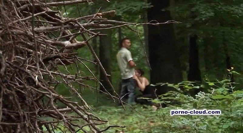 Porno Cloud: Milf fanno un pompino all'aperto