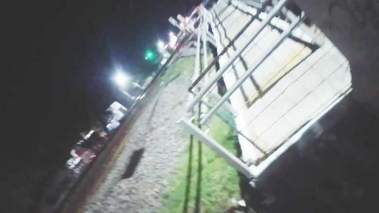 Activecouplearg: Meisje vraagt om seks op de trein en volgt de...