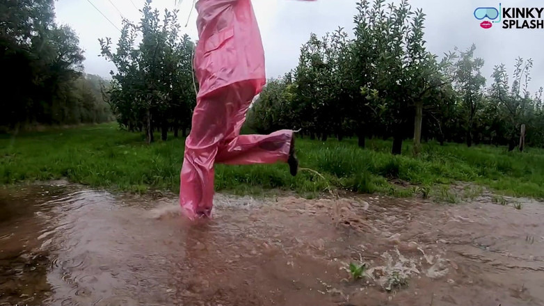 UKCuteGirl Lucy Lauren: Lucy的透明雨衣和户外公共阴户挑逗