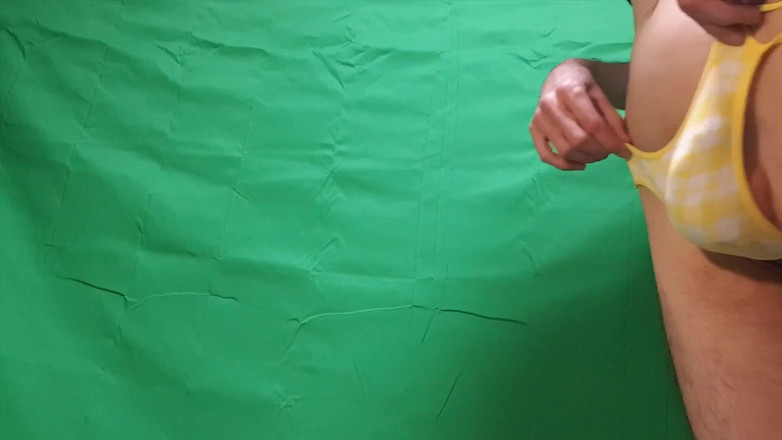 HeIsSooThin: Dua celana dalam thong kuning coba diangkut