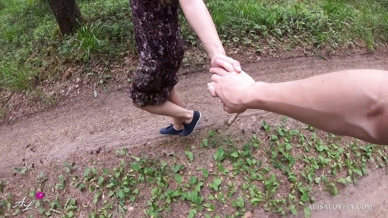 Alisa Lovely: Mladý pár prochází lesem a šuká v autě