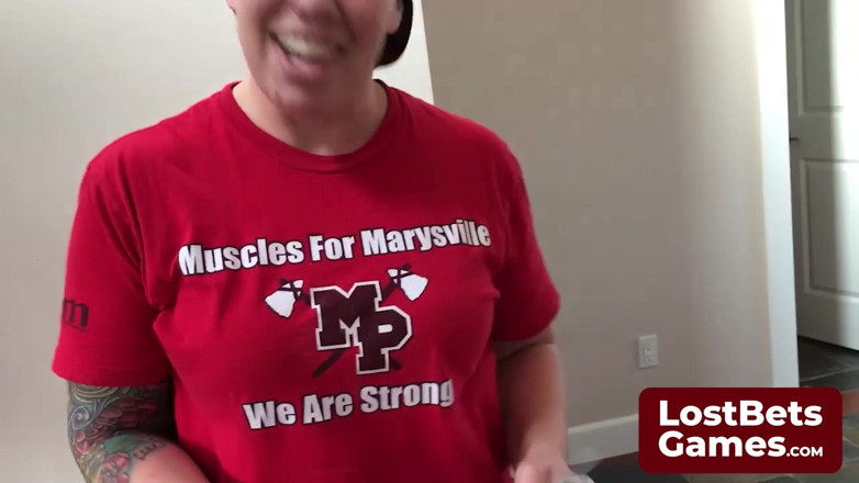 Lost Bets Games: Stała nerwowo przed salonem tatuażu w swoje urodziny