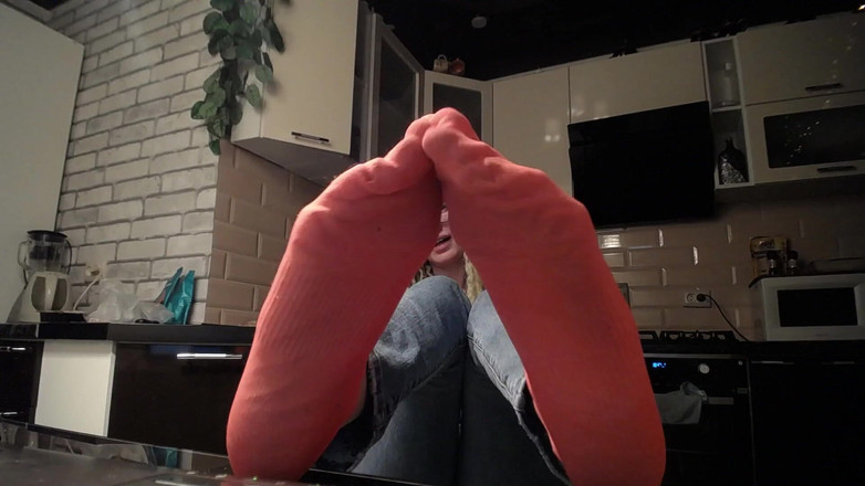 BadAssBitch: Симпатичные потные носки (без звука, простите мужиков)