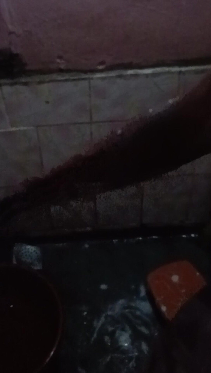 Arvind6355: Nikmati mandi di bilik mandi dengan air sejuk