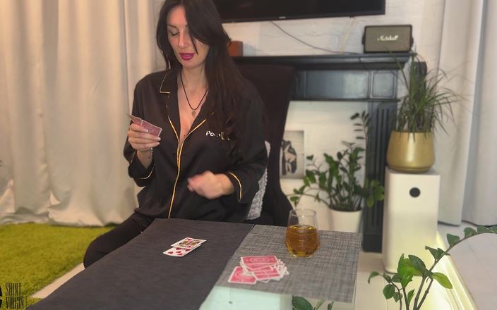 Liza Virgin: Permainan kartu buka baju dengan milf panas