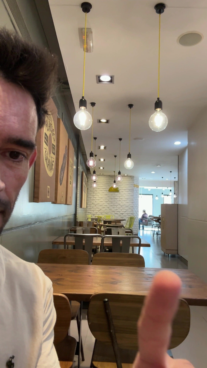 Paul Williams: O zi de nuditate riscantă se termină în masturbare goală în baia...