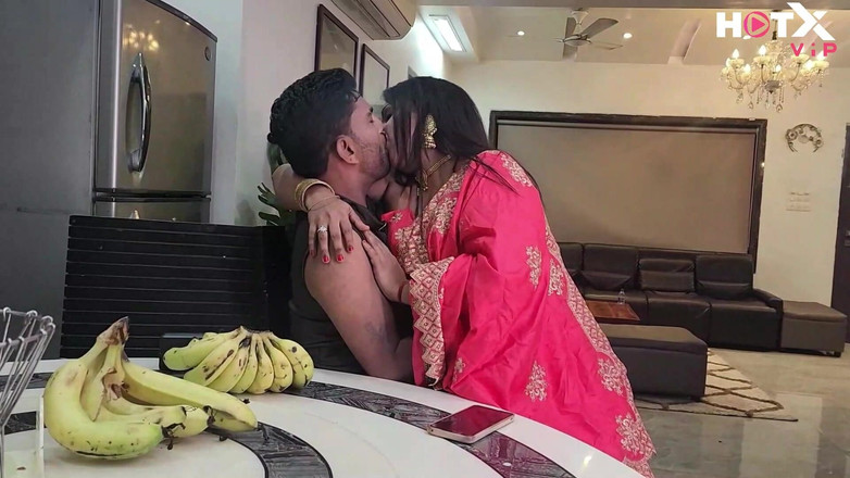 Indianxxx nude: Enorma bröst indiska MILF Bhabhi remsor Saree och knullar med...