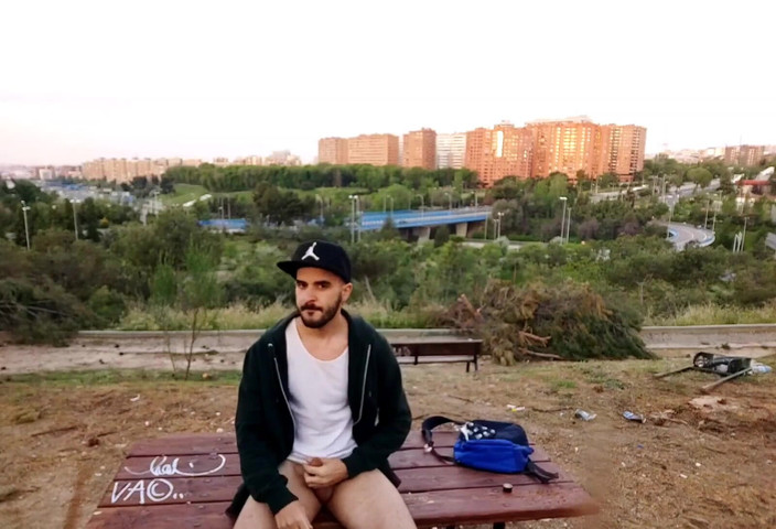 Xisco: Thủ dâm một mình ngoài trời