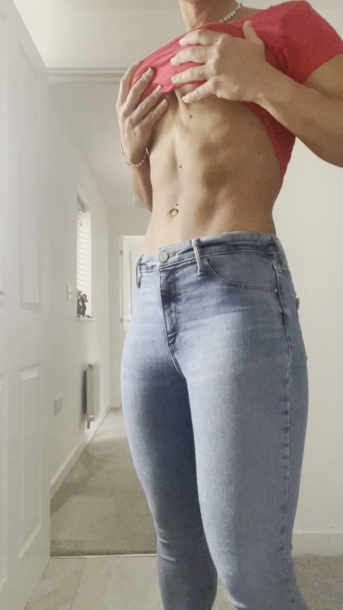 CALLIE ROKS: Мускулистая позирует кубиками, влажный бурный душ, мокрая футболка