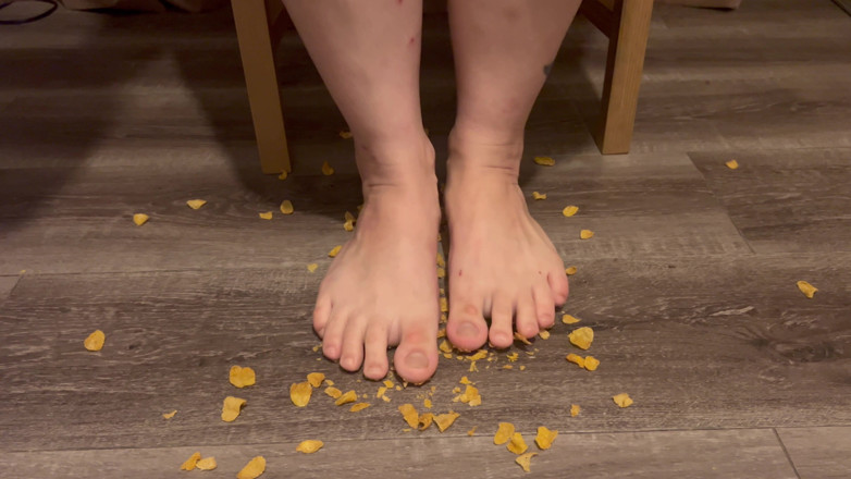 EeveeXo: Crunching alimentaire - marcher sur des céréales avec des pieds nus,...