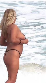 Con Micro Bikini en Rio Beach