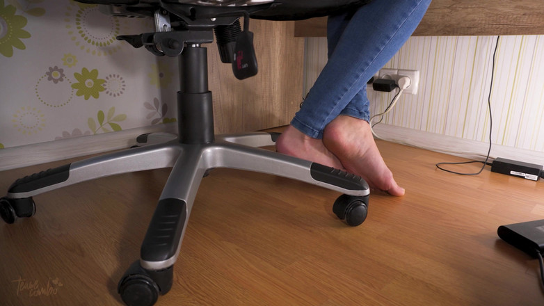 Teasecombo 4K: Sbirciare dalla segretaria calda che stuzzica i piedi sexy in...
