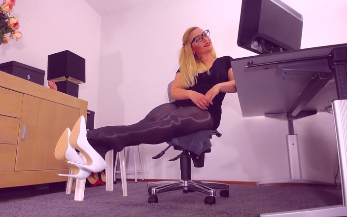 Nylon fetish 4u: 616. 백인 스틸레토 힐 매달려, 흑인 팬티 스타킹을 입은 밀프 비서, 품위 있는 반짝이는 나일론 페티쉬, 반짝이는 팬티호스