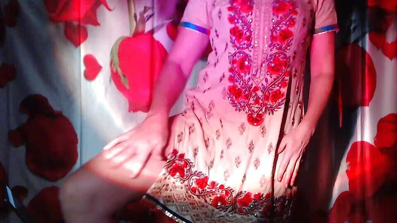 Bolly Karma: Telanjang seksi mengusik dalam cahaya malam