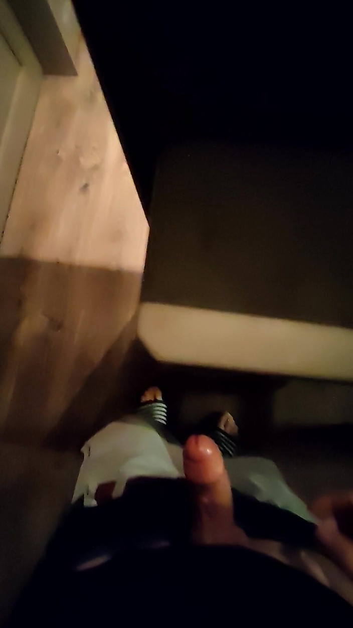 LcDream: Kleine Pik Komt Klaar Op Barkruk in Condoom