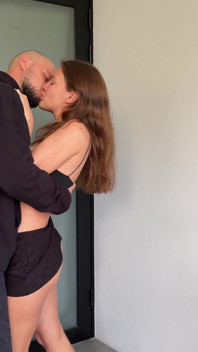 Mijn jonge vrouw verlicht mijn stress na een slechte werkdag.