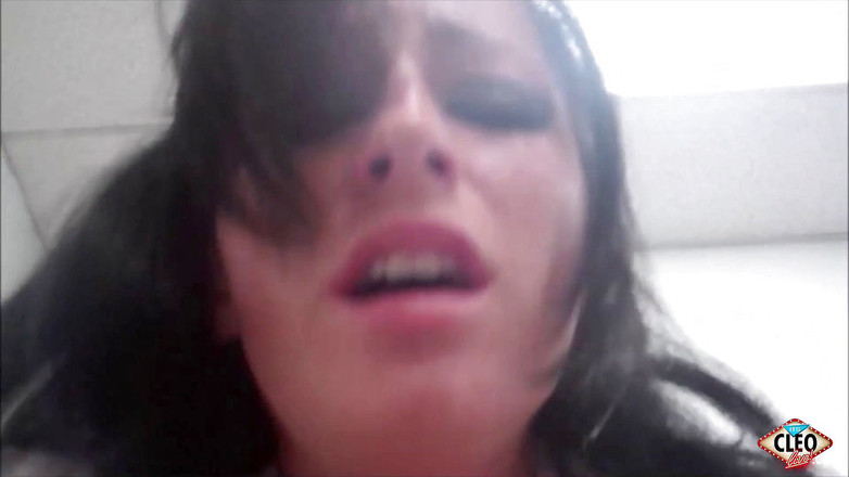 Cleo: Cleo é uma universitária gostosa que chupa pau na detenção !!