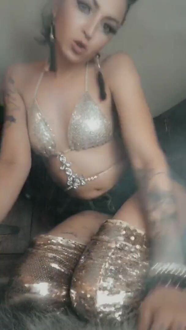 Hellizabeth Queen: Smoking and teasing