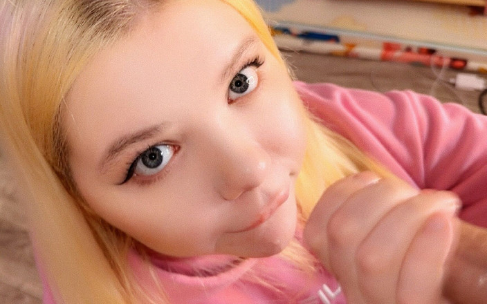 AurelliaCreampie: 一个迷人的学生抚摸一个成年男人的鸡巴