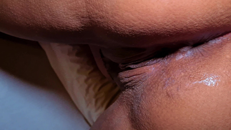 Casal Mattos: Zlobivý úsměv: Zasténala na mém penisu a já si naplnil zadek...