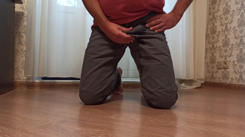 Kinky Guy: Pissing disperato nei miei pantaloni e sborrata sul pavimento. Piedi...