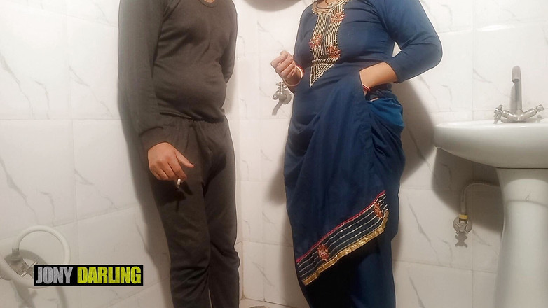 Jony Darling: 旁遮普人妻抽了 beedi 并在浴室里和 bihari 性交..