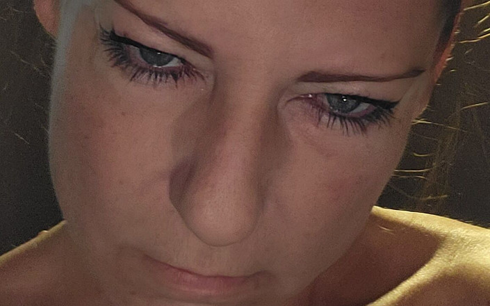 EliteLadyS: Seksi orta yaşlı seksi kadın mastürbasyon yapmayı seviyor