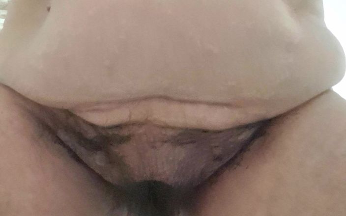 Mommy big hairy pussy: Milf met haar poesje oefenen