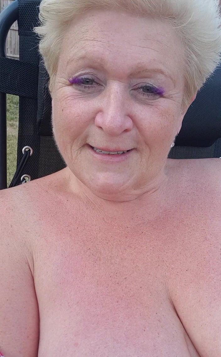 Uk Joolz: Recebendo esses peitos lindos ao sol, enquanto está sentado no...