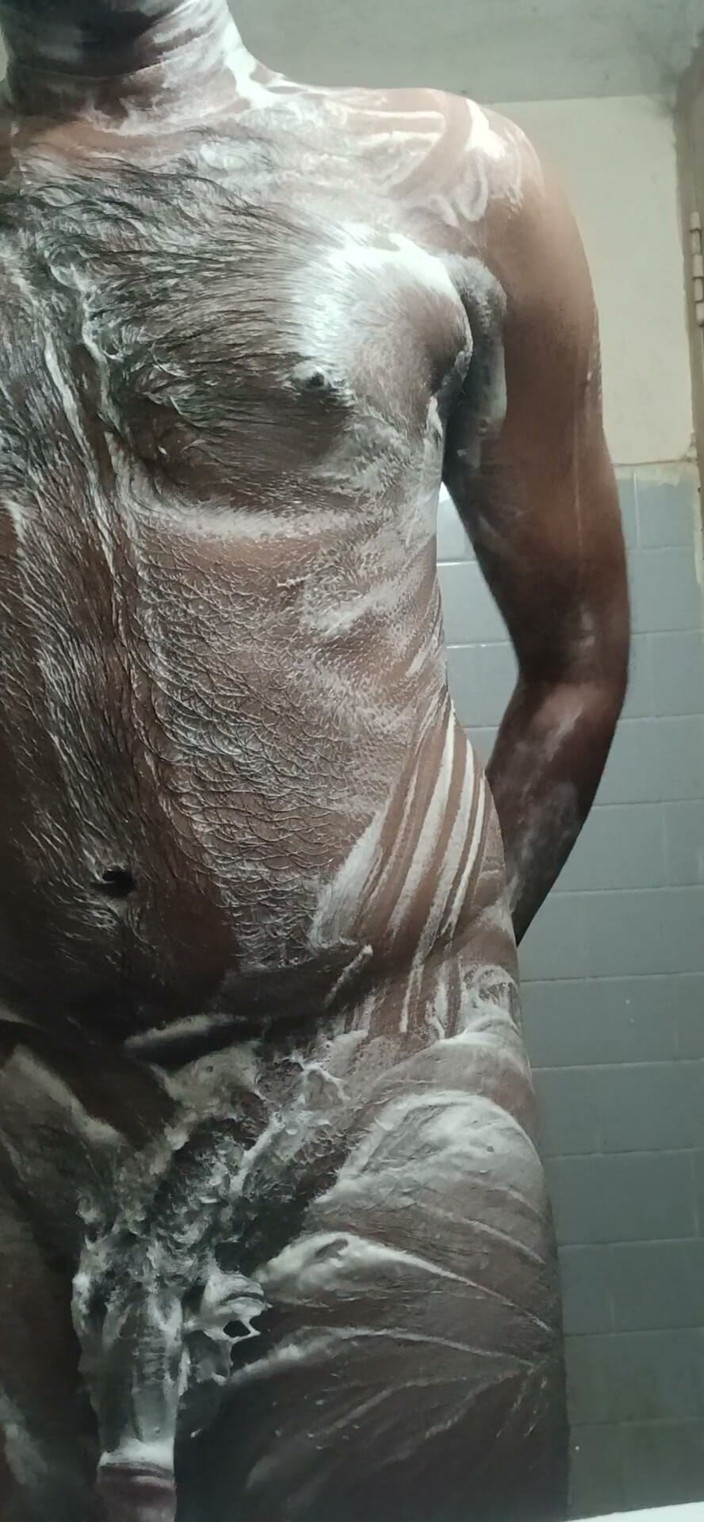 Baddiehotnew: Kąpiel i pokaz dupy