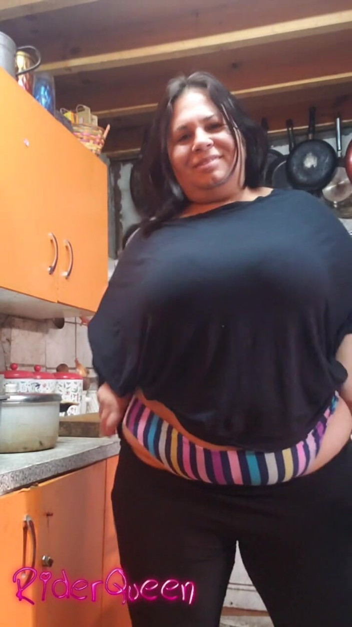 Riderqueen BBW Step Mom Latina Ebony: Znowu seksowna macocha w biednej kuchni